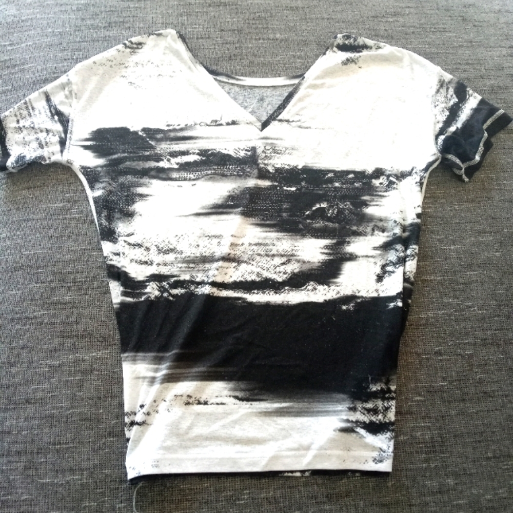 Puma Shirt Womens Medium Gray Black Graphic V Neck Short Sleeve Round Neck S/P